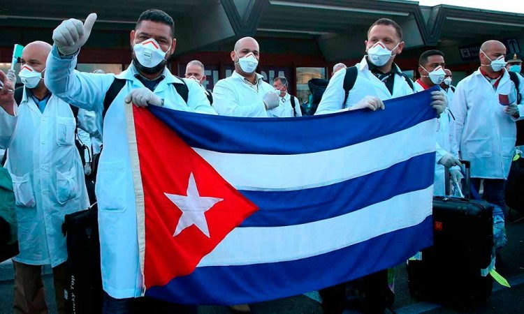 Busca López Obrador ampliar a mil 200 los médicos cubanos en IMSS bienestar