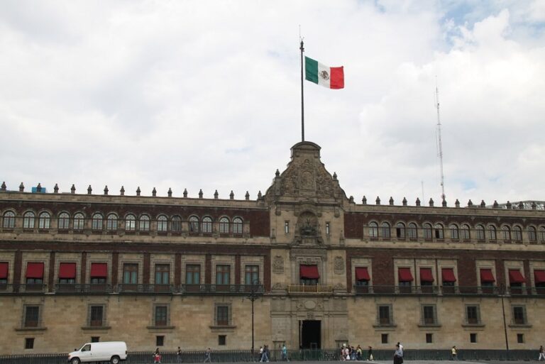 Como hotel tratan a un monumento nacional histórico .