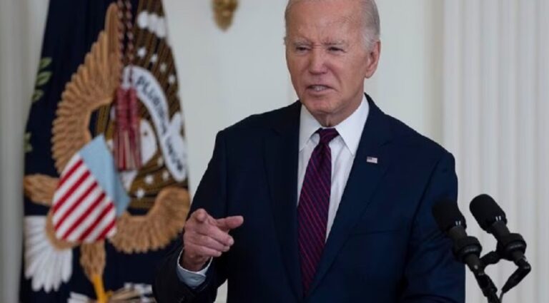 Biden firma orden ejecutiva para cerrar frontera con México .