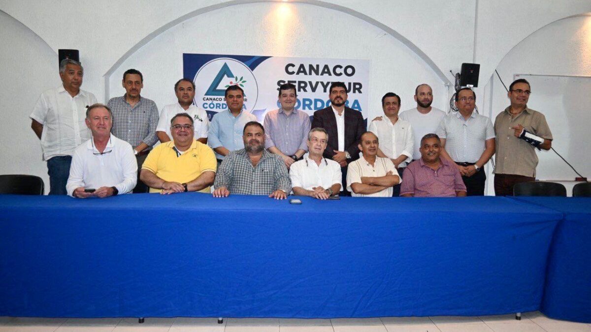 Zenyazen Escobar asiste a encuentro con integrantes de la CANACO