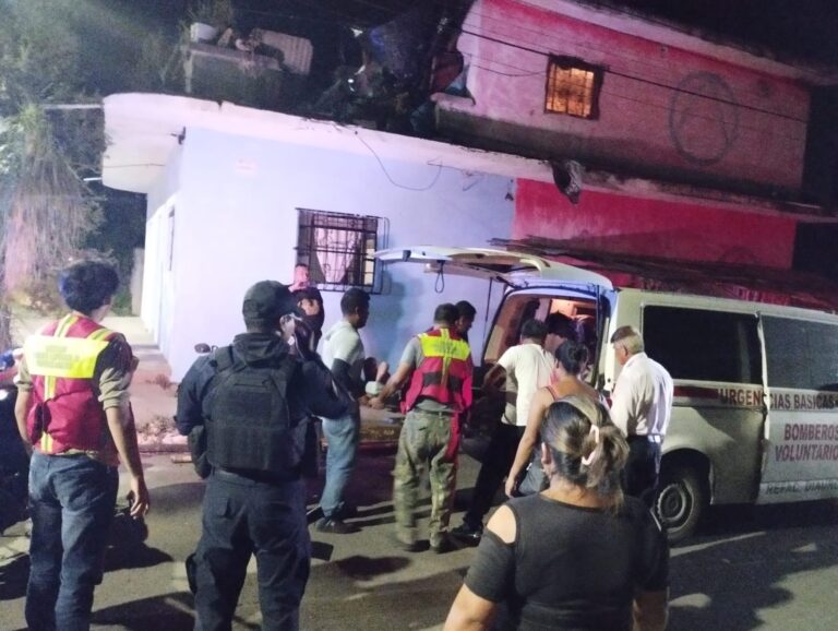 INTENTA ESCAPAR POR LA PUERTA FALSA