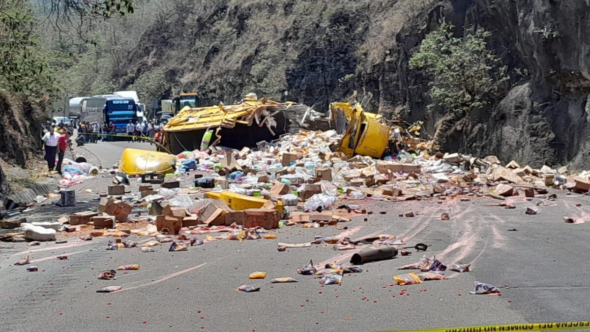 Identifican a trailero que murió en accidente