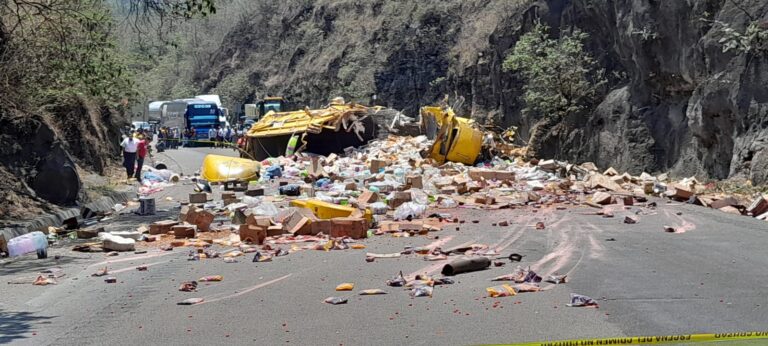 Identifican a trailero que murió en accidente