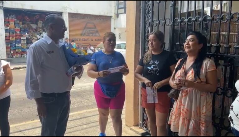 RECIBEN CON FLORES Y APLAUSOS LOS LOCATARIOS DEL CENTRO COMERCIAL “LA GARZA” A ADRIÁN PÉREZ CRODA.