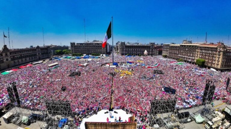 Marea Rosa pinta el Zócalo pese a obstáculos de gobiernos de Morena