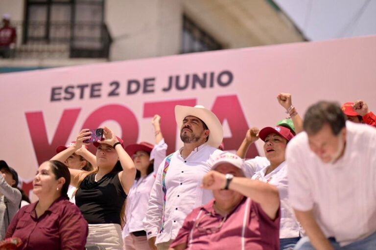 Zenyazen Escobar presente en el cierre de campaña de Rocío Nahle