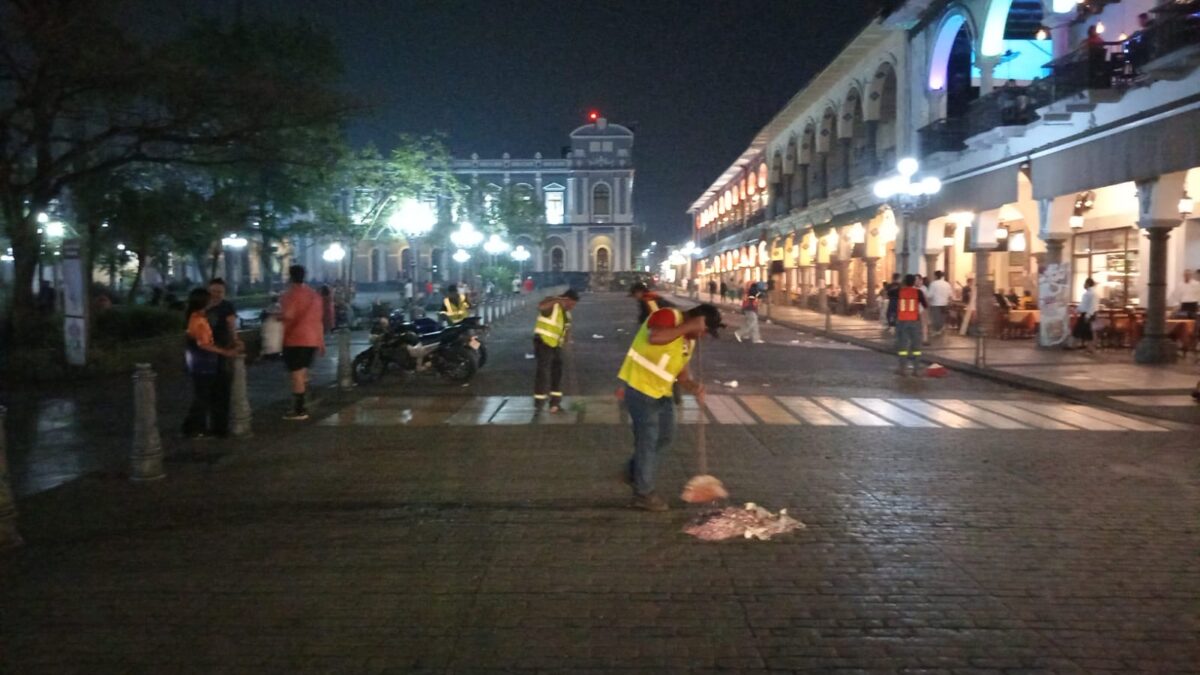 Atiende limpia pública labores posteriores al desfile de bandas musicales