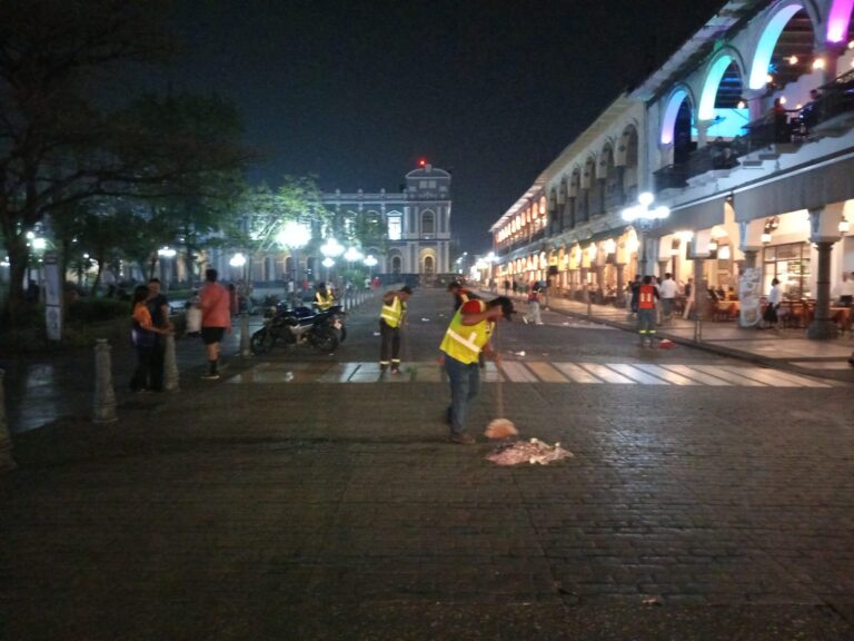 Atiende limpia pública labores posteriores al desfile de bandas musicales