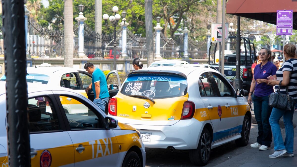 Entra en servicio el “Sitio de taxi pasajera segura” en el centro de Córdoba
