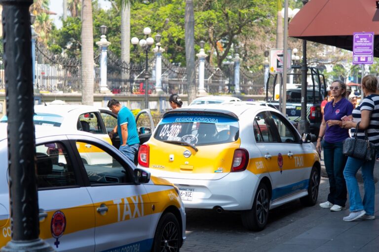 Entra en servicio el “Sitio de taxi pasajera segura” en el centro de Córdoba