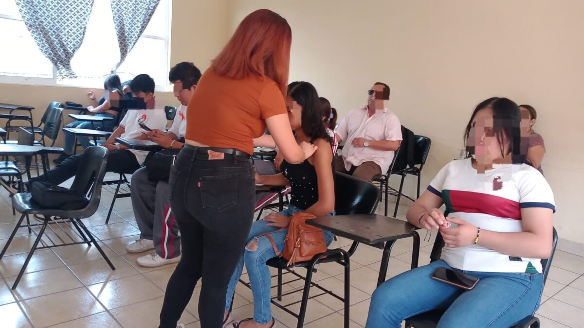 Reparte Instituto de la mujer distintivos naranja