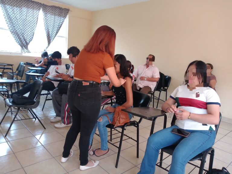 Reparte Instituto de la mujer distintivos naranja