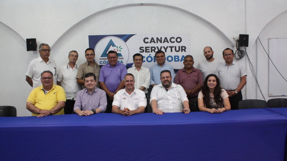ADRIÁN PÉREZ CRODA FIRMA COMPROMISOS Y PROPUESTAS CON LA CANACO SERVITUR CÓRDOBA.