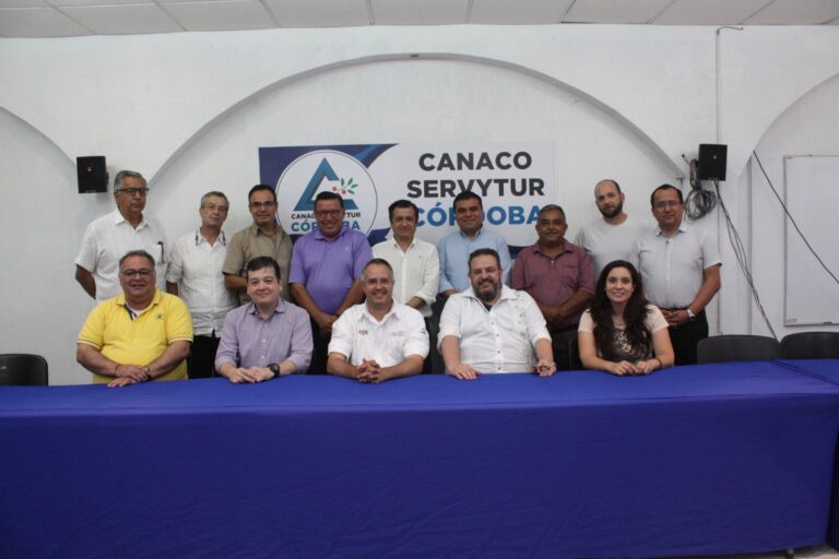 ADRIÁN PÉREZ CRODA FIRMA COMPROMISOS Y PROPUESTAS CON LA CANACO SERVITUR CÓRDOBA.