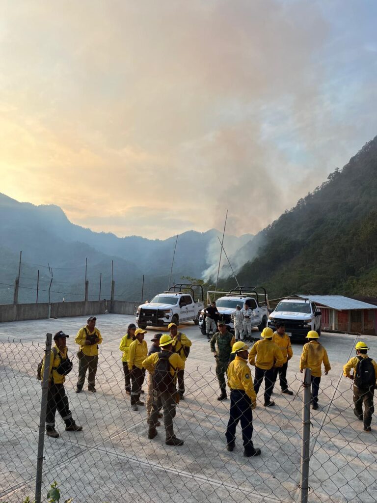Se mantienen activo incendio forestal en Tequila