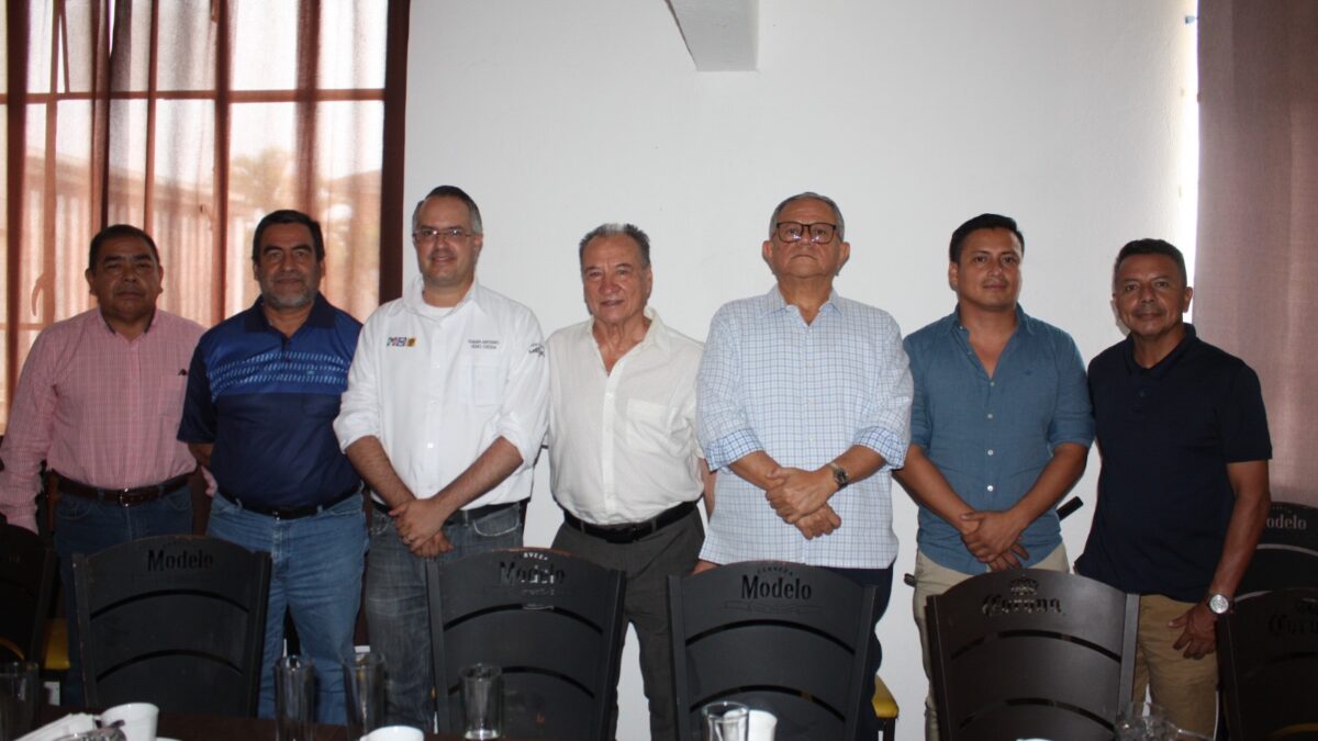 ADRIÁN PÉREZ CRODA AFIANZA LAZOS CON LOS DELEGADOS SINDICALES DE LA FESAPAUV (FEDERACIÓN DE SINDICATOS AUTÓNOMOS DEL PERSONAL ACADÉMICO DE LA UNIVERSIDAD VERACRUZANA) DE LA REGIÓN CÓRDOBA – ORIZABA.