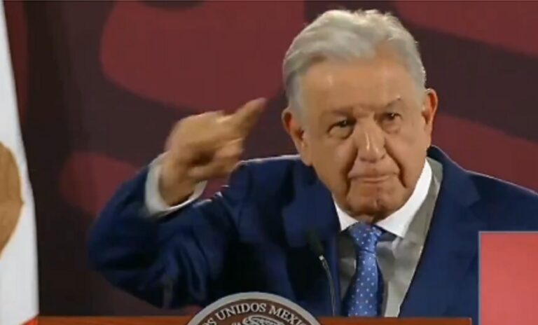 AMLO difunde datos personales de Amparo Casar declarados ante el SAT, violentando la ley.