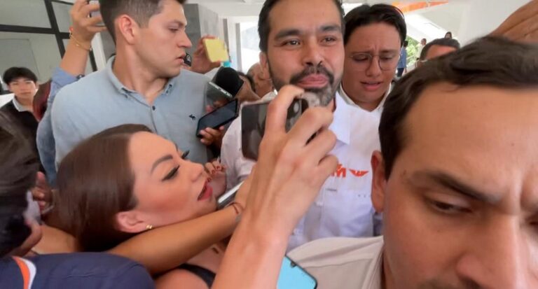 Álvarez Máynez se niega a dar entrevistas a medios de comunicación de Xalapa.