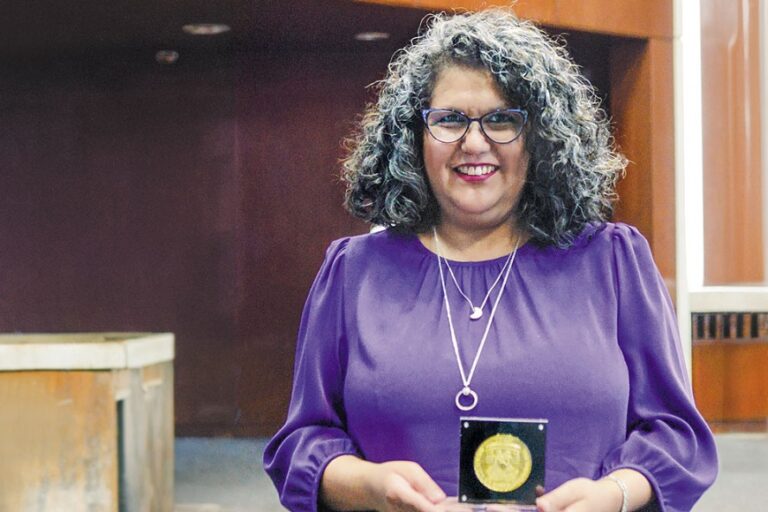 Antígona Segura, primera Medalla Navarro González.