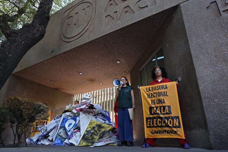 Greenpeace devuelve residuos plásticos a partidos políticos.
