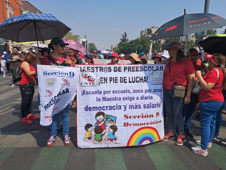 «Nada por celebrar», maestras dignifican salario y montan plantón permanente en el Zócalo