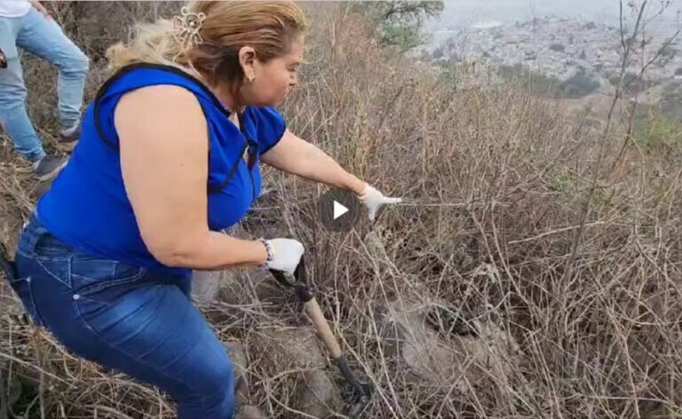 Madre Buscadora Ceci Flores descubre restos humanos en predio de #Iztapalapa #CDMX .