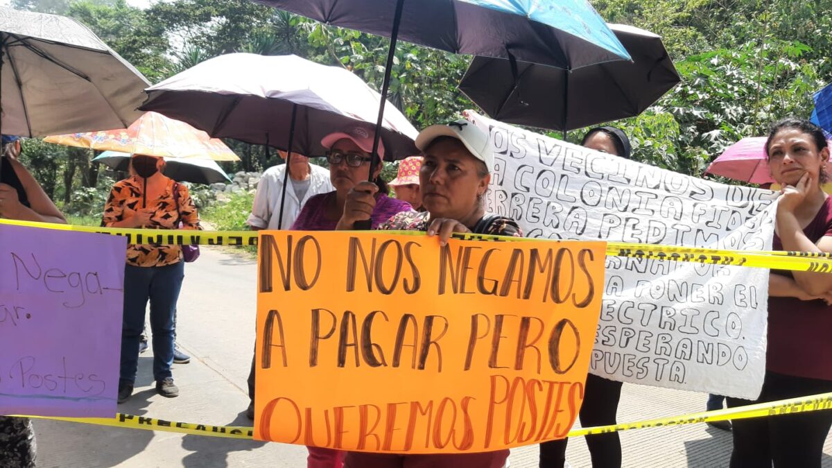 CFE les quiere cobrar 138 mil pesos por servicio sin postes y colonos bloquean el Tronconal