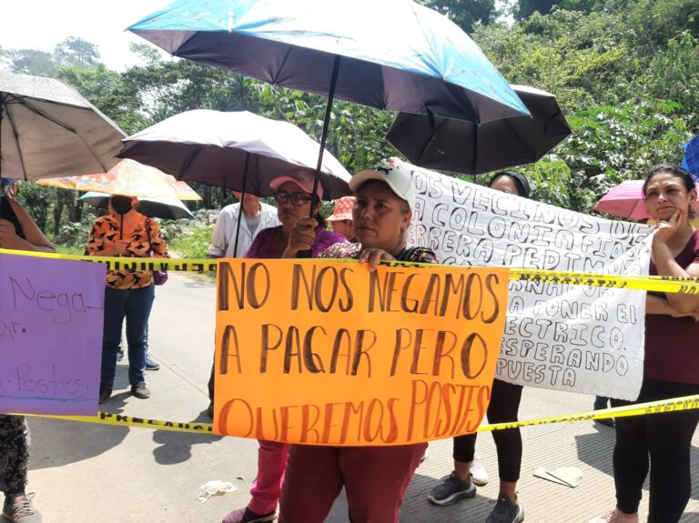 CFE les quiere cobrar 138 mil pesos por servicio sin postes y colonos bloquean el Tronconal