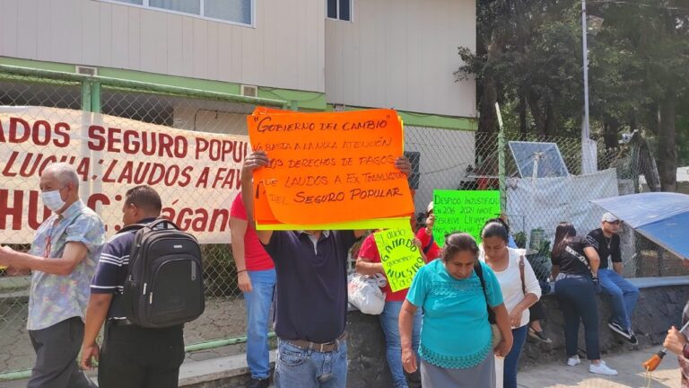 Extrabajadores del Seguro Popular protestan en SESVER en demanda de sus pagos.