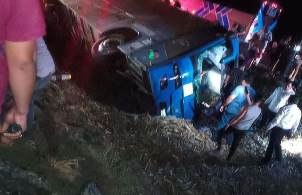 18  adultos mayores lesionados por volcadura de autobús que iba a mitin de Claudia Sheinbaum