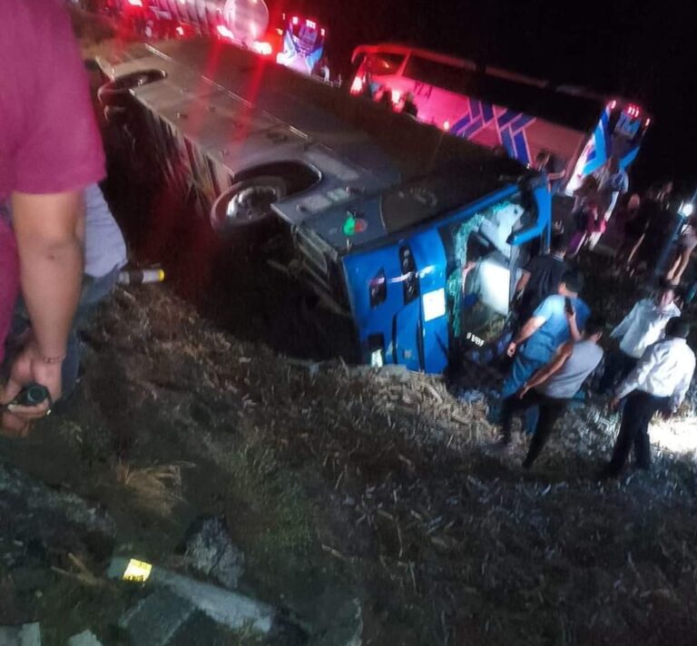 18  adultos mayores lesionados por volcadura de autobús que iba a mitin de Claudia Sheinbaum