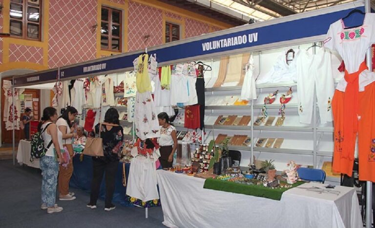 Artesanas del Totonacapan muestran sus productos en la FILU .