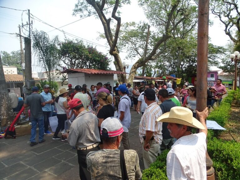 Se manifiestan en hospital de Teocelo por una presunta negligencia médica.