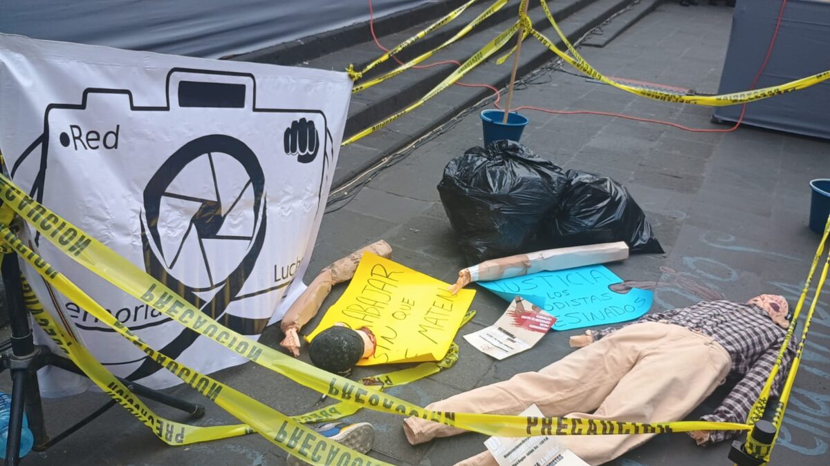 En desfile de 1 de mayo protesta hija de la asesinada periodista María Elena ferral en  #Veracruz .