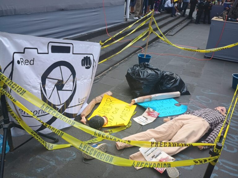 En desfile de 1 de mayo protesta hija de la asesinada periodista María Elena ferral en  #Veracruz .