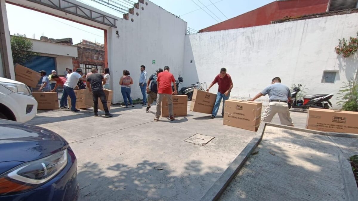Llega material electoral al consejo distrital 12 de Coatepec para el próximo 2 de junio.