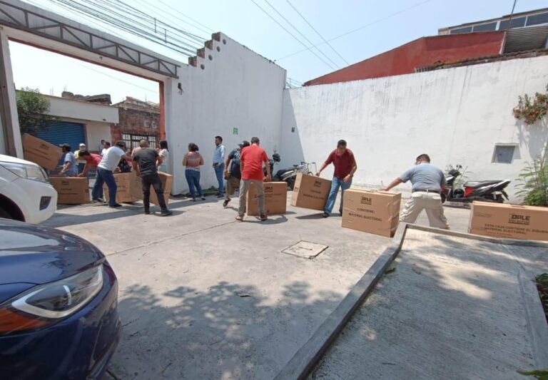 Llega material electoral al consejo distrital 12 de Coatepec para el próximo 2 de junio.