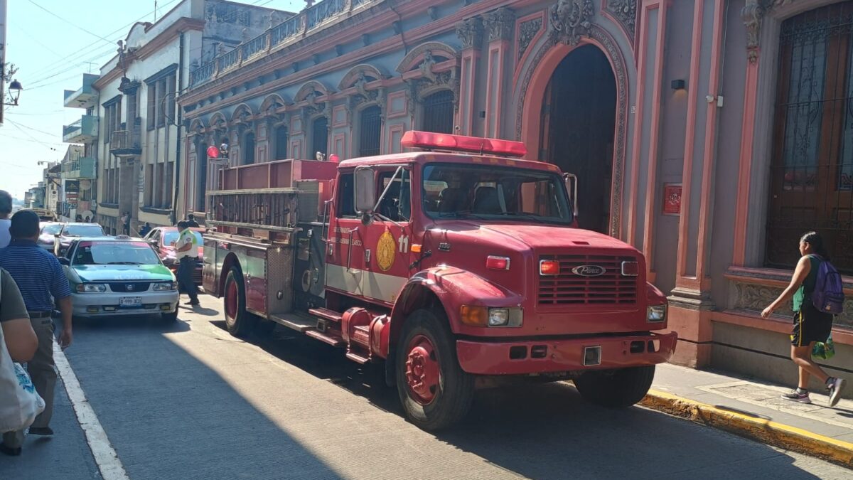 Evacuan a alumnos de la prepa Juárez por derrame de cianuro en el laboratorio.