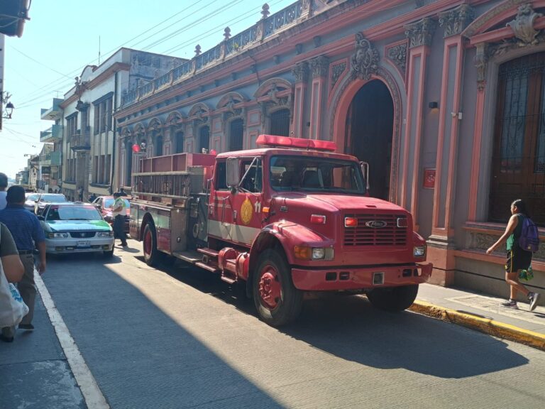 Evacuan a alumnos de la prepa Juárez por derrame de cianuro en el laboratorio.