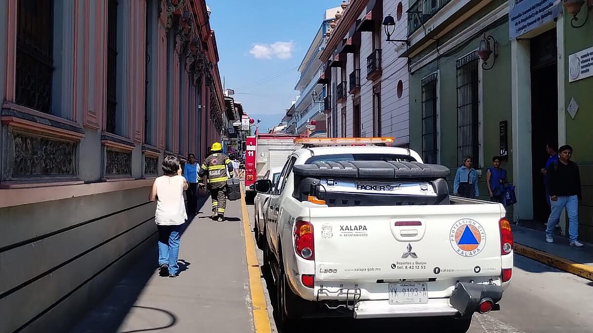 Por derrame se evacuó a alumnado de la Prepa Juárez #Xalapa..