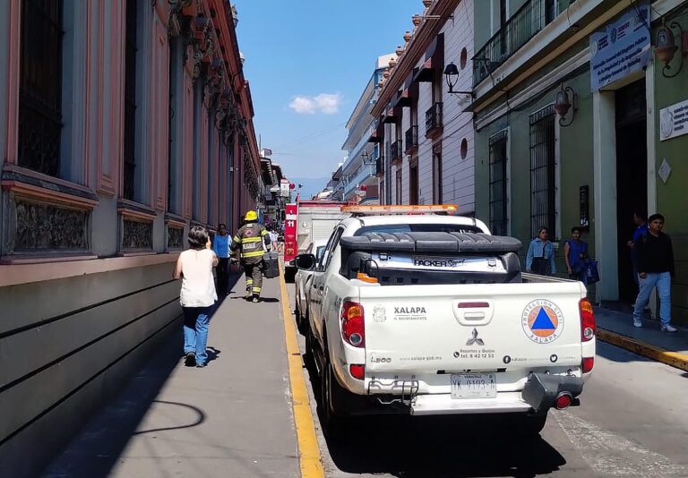 Por derrame se evacuó a alumnado de la Prepa Juárez #Xalapa..