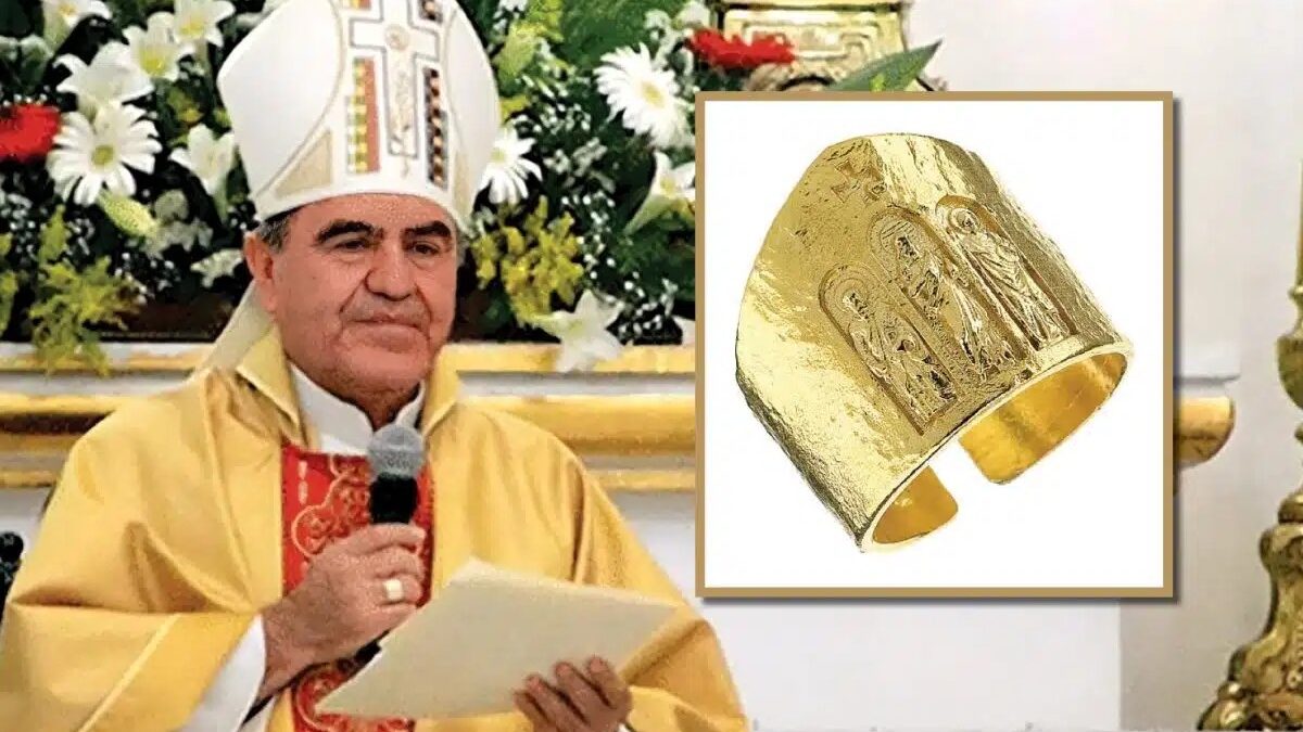 LADRÓN ARREPENTIDO DEVUELVE ANILLO EPISCOPAL A MONSEÑOR EDUARDO CERVANTES MERINO.