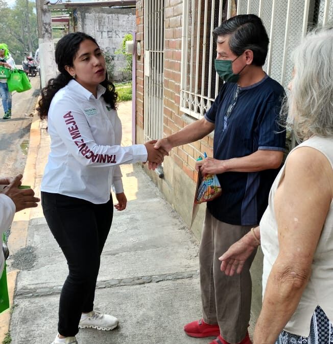 REITERA TANIA CRUZ SU RESPALDO A LAS MUJERES ARTESANAS.