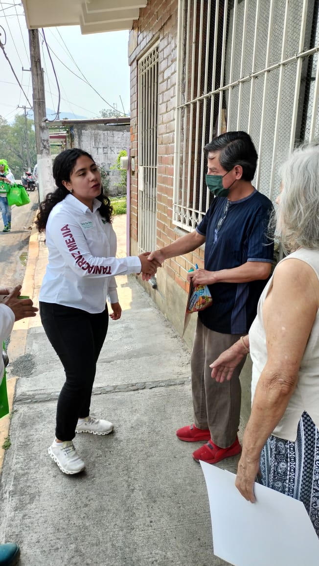 REITERA TANIA CRUZ SU RESPALDO A LAS MUJERES ARTESANAS.