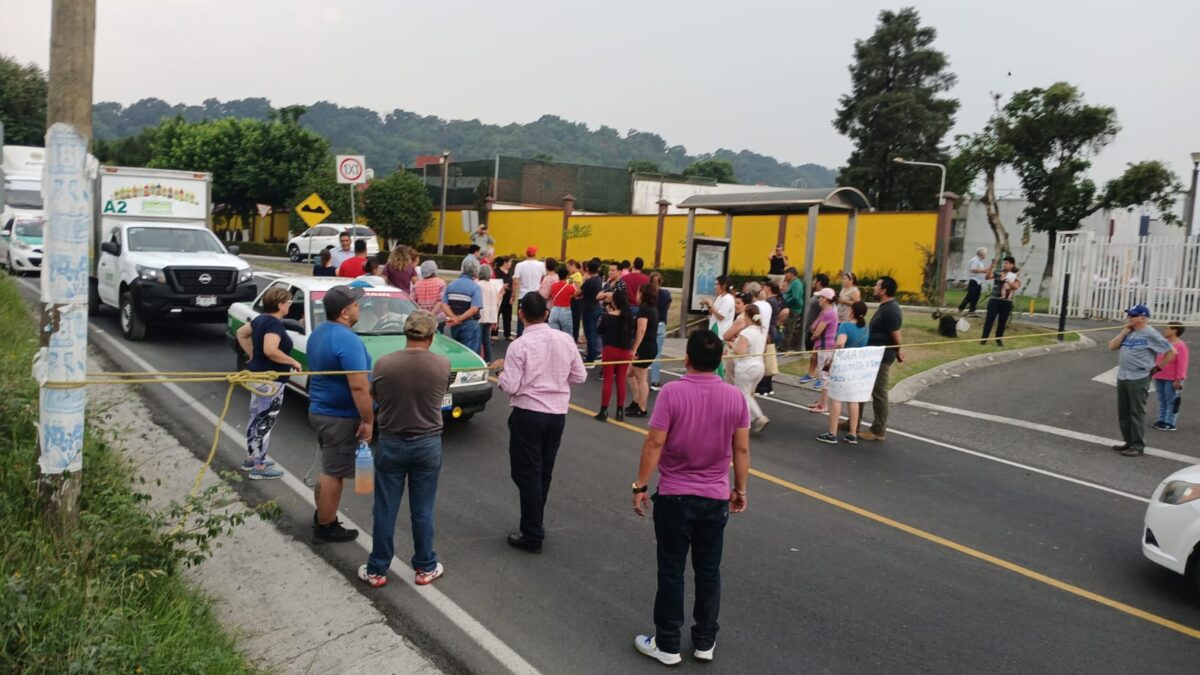 Vecinos del fraccionamiento Villa Montaña de Banderilla bloquean carretera Xalapa-Naolinco.