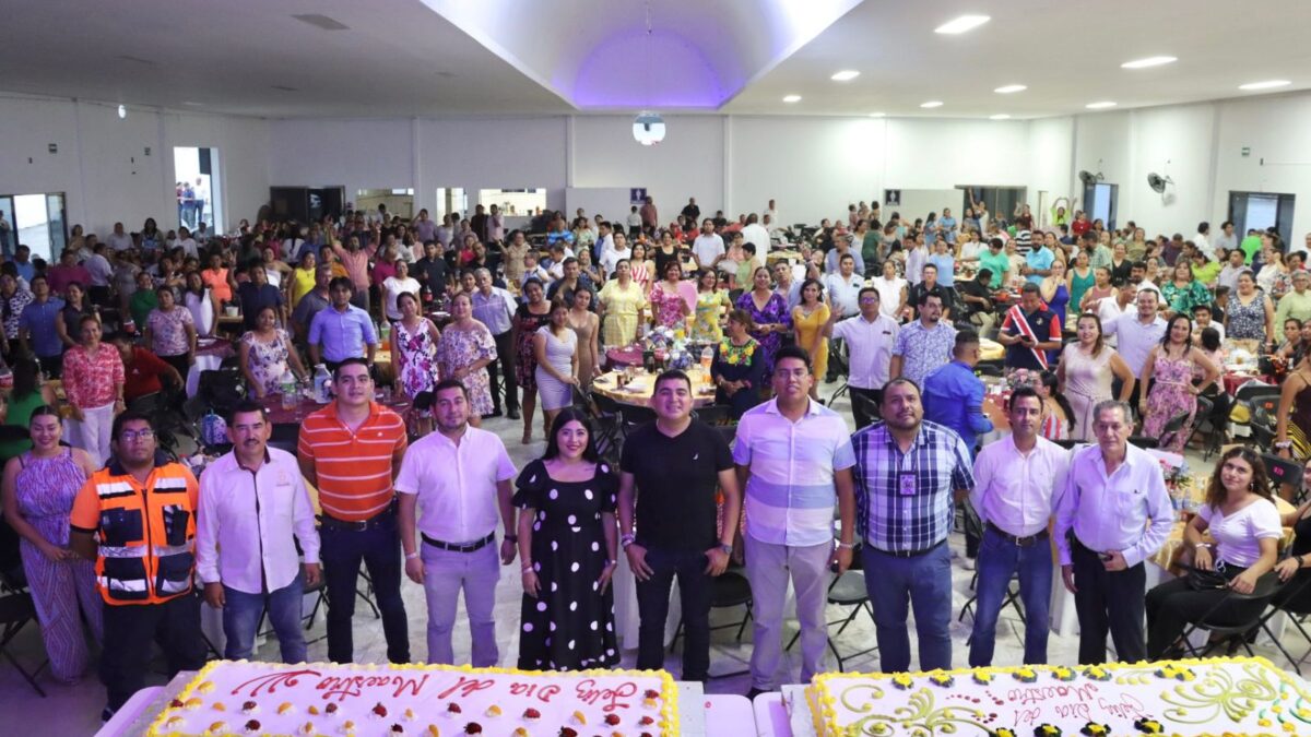 FESTEJAN A MAESTROS Y MAESTRAS EN IXTAC.