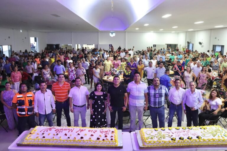 FESTEJAN A MAESTROS Y MAESTRAS EN IXTAC.