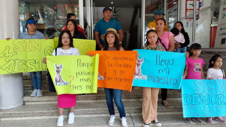 Madres de familia le exigen a Cuitláhuac García un maestro para Jalancingo #Veracruz