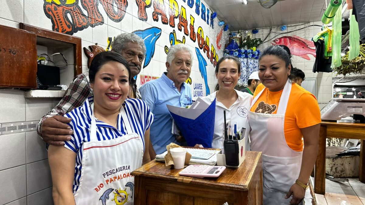 MARIANA RÍOS SE COMPROMETE CON LOS LOCATARIOS DEL MERCADO REVOLUCIÓN.