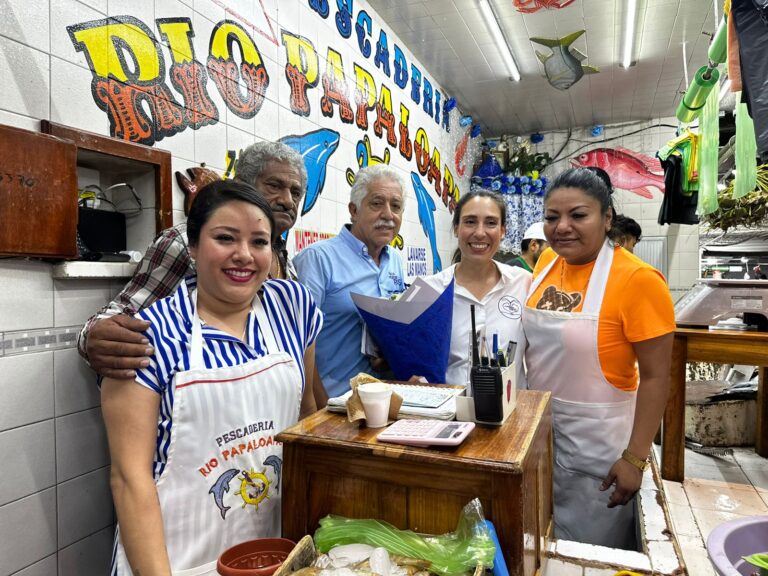 MARIANA RÍOS SE COMPROMETE CON LOS LOCATARIOS DEL MERCADO REVOLUCIÓN.